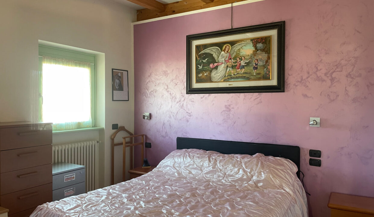 V738 camera da letto 1